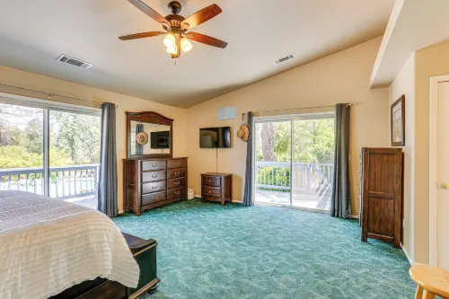 10 Mi to Redding: Serene Escape w/ Spacious Yard! - spa