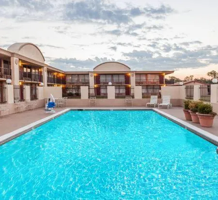 Super 8 by Wyndham Red Deer City Centre