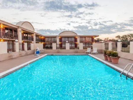 Super 8 by Wyndham Red Deer City Centre