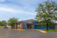 AmericInn by Wyndham Reedsburg - Parkplatz