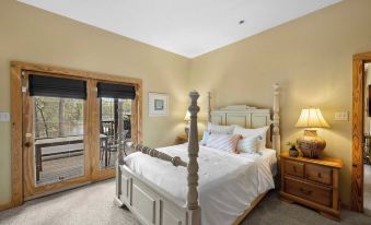 Lakeside Lodge by Avantstay Hot Tub + Dock