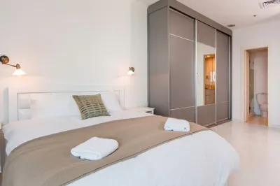 Luxury 2BR Apt w Balcony 2 min Walk from Beach โรงแรมใน