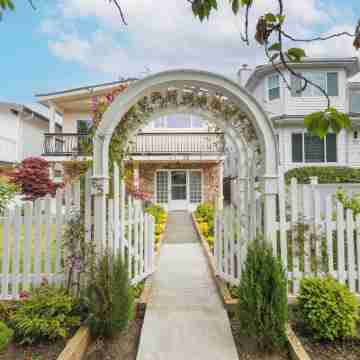 Clean and Cozy Vancouver Getaway Hotel Exterior