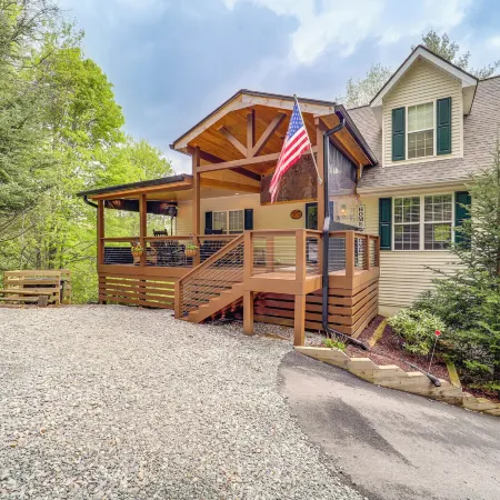 9 Mi to Sugar Mountain! Family Cabin w/ Fire Pit