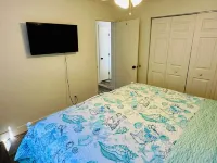 Charming 2-bedroom waterfront townhome with WiFi, AC Hot Tub and dock Hotels in Matlacha