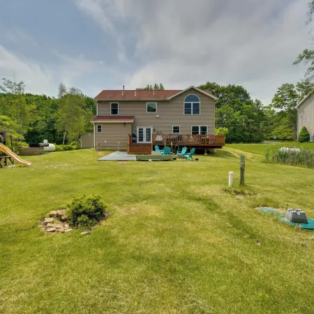 Pocono Home w/ Hot Tub & Fire Pits: 1 Mi to Lakes!