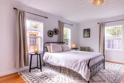 Beach Cottage Near the Coastal Trail and the Ritz Twice As Nice 주변 호텔