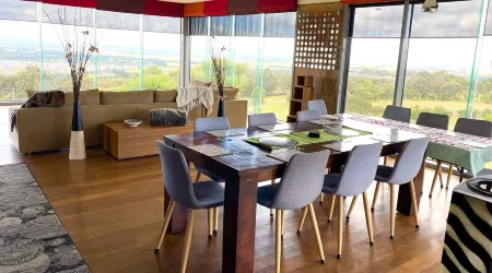 Spacious 6-BR Retreat with Breathtaking Views – Perfect for Family & Friends Отели в г. Джисборн