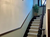Spacious 4 bedroom townhouse with traditional features and private courtyard クーパーのホテル