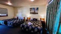 Mountain Creek Motel Bar & Restaurant Hotels in Tawonga