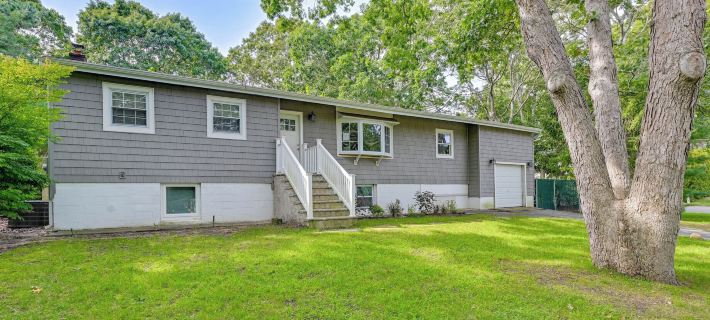 Hampton Bays Retreat Walk to Squires Beach! Hotels in Hampton Bays