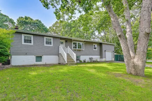 Hampton Bays Retreat Walk to Squires Beach! - 3-Star
