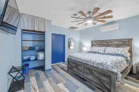 Roos&Blues Lake House. City Park Steps Away. Rm for 6, King Beds, Pets Friendly