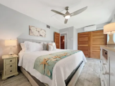 Oceanfront, Beachfront, Ground Floor, Beautiful Remodeled condo with pool access のホテル