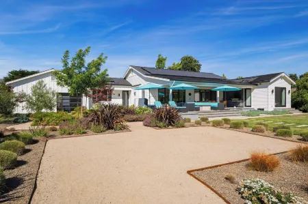 Luxe, Pool, Spa, Fire Pit, Game Room, Piano Sonoma Pool Retreat by Avantstay