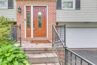 4 Mi to Penn State Suburban Happy Valley Home