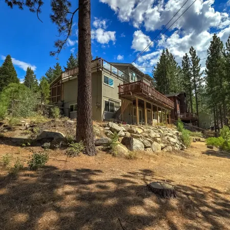 Hall Court Manor - Hot Tub, Pet Friendly, Pool Table!