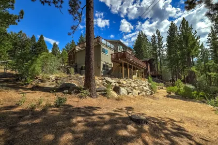 Hall Court Manor - Hot Tub, Pet Friendly, Pool Table!