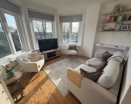 Beautiful 1-bedroom apartment. Perfect for couples, families, or friends. Hotels in Surbiton