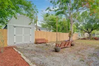Charming 2-bedroom bungalow In Downtown historic Fort Myers Hotels near Sims Crane & Equipment Co.