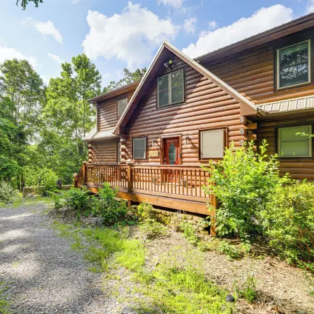 Decks & Mountain Views: Waynesville Getaway!