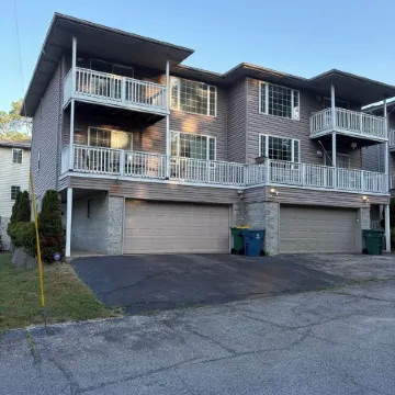 Cozy 3-bedroom 3 bathroom condo with AC, WiFi in charming Miller Beach