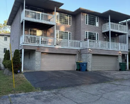 Cozy 3-bedroom 3 bathroom condo with AC, WiFi in charming Miller Beach Hotels in Gary