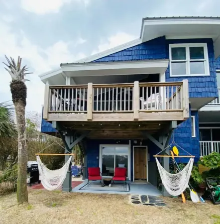 Hip Nautic (B) - All Around Fun Отели рядом с достопримечательностью «Frankie's Fancy's»