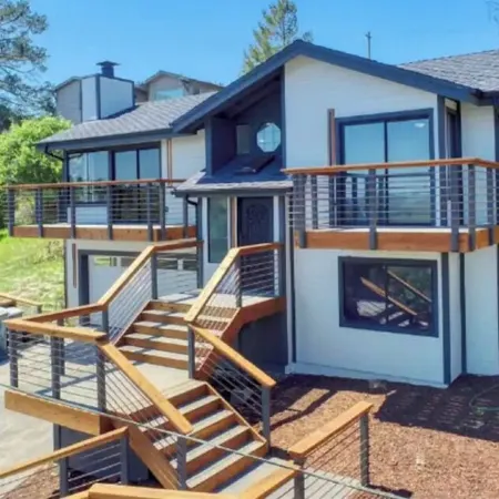 Fully Renovated with Views of the Mountains and Spa!