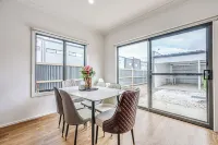 StayAU Fresh Modern 5BR Retreat Netflix in Berwick Hotels in Berwick