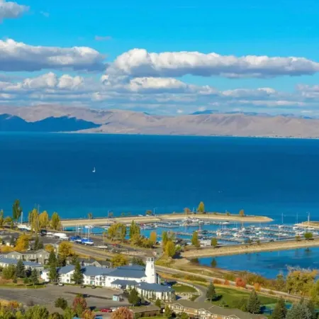 LAKE VIEW RETREAT CONDO /1 block Marina/Resort pool,hot tub & tennis courts