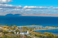 LAKE VIEW RETREAT CONDO /1 block Marina/Resort pool,hot tub & tennis courts