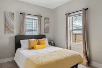 Newly-renovated 2-bedroom House with a Luxurious Massage Chair - บังกะโล