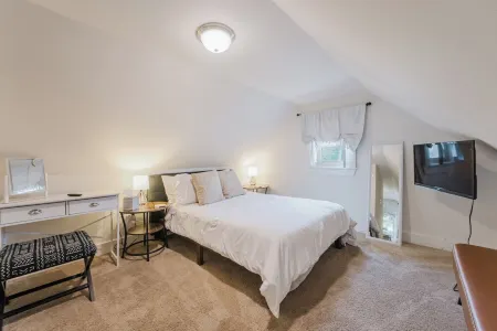 2BD Charming Ideally Located Bungalow Отели рядом с достопримечательностью «T3»