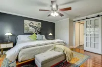 Spacious Modern Home with Pool and Relaxation - Stylish Tranquil Oasis