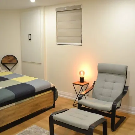 Modern 2-Bed Basement Retreat! Отели рядом с достопримечательностью «Шеридан»