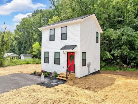 Experience the Magic of Christmas Year-Round at The Mistletoe Manor Отели рядом с достопримечательностью «Putt-putt Fun Center»