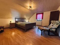 Quiet 5-bedroom house with garden and terrace Hotels in Gesves