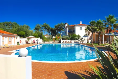 Red House Отели рядом с достопримечательностью «Praia D'El Rey Golf Course»