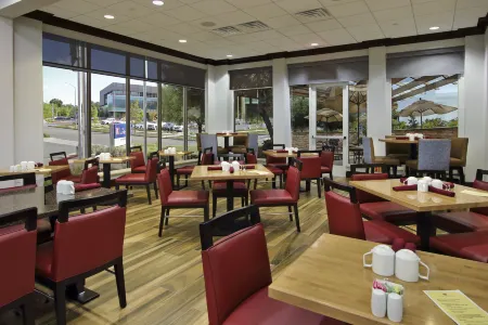 Hilton Garden Inn Sonoma County Airport Отели рядом с достопримечательностью «Парк Футхилл Риджинал»