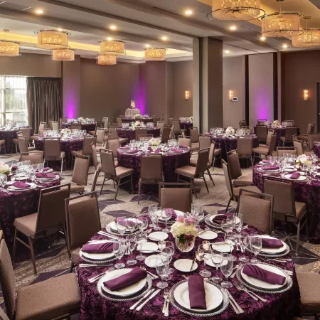 Embassy Suites by Hilton Charlotte Uptown Отели рядом с достопримечательностью «Площадь Духа/Центр исполнит. искусств Блюменталь»