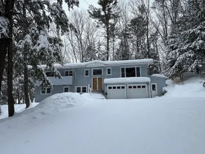 Spacious 6-bedroom house with AC, WiFi in enjoyable Littleton Track-Side Farm & Garden Center 주변 호텔