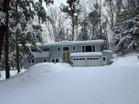 Spacious 6-bedroom house with AC, WiFi in enjoyable Littleton