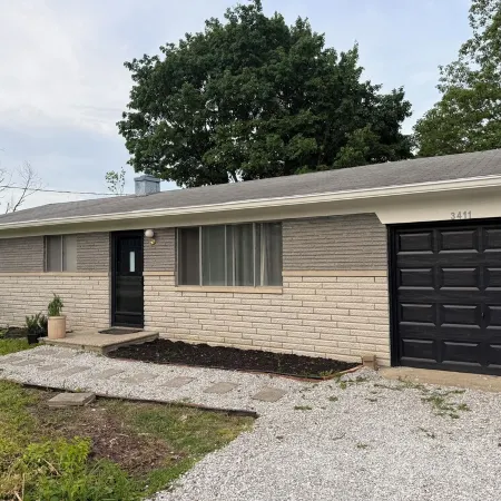 Cozy 3-Bedroom Ranch style house with Huge Backyard & Fire pit