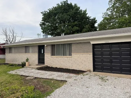 Cozy 3-Bedroom Ranch style house with Huge Backyard & Fire pit