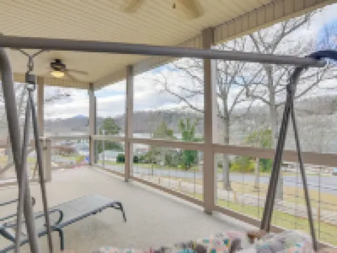 Apt w/ Lake Views - Day Trip to Virginia Tech! Hoteles en Condado de Pulaski