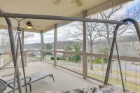 Apt w/ Lake Views - Day Trip to Virginia Tech! فنادق في Pulaski County