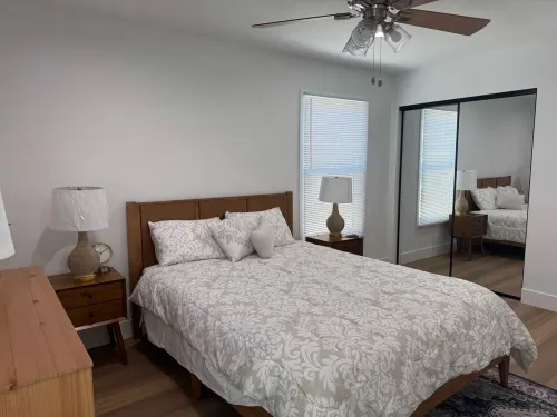 Beach cottage-5 blocks from the sand. 포트허냄 호텔