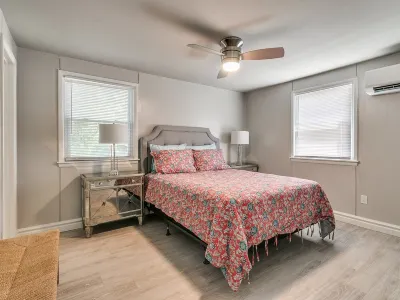 Lower Level Campus Property Right Next To The Stadium! Hotel a 