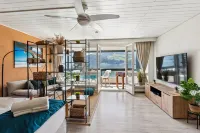 ReMo l 4 Seasons I Lake and Mountain View - 65" Smart TV I Bathtub I Foosball Table Hotels in Ingenbohl